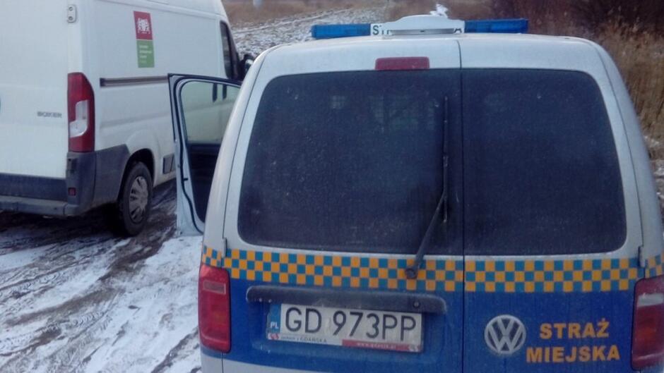 radiowóz straży miejskiej samochód ze Schroniska Promyk pole 