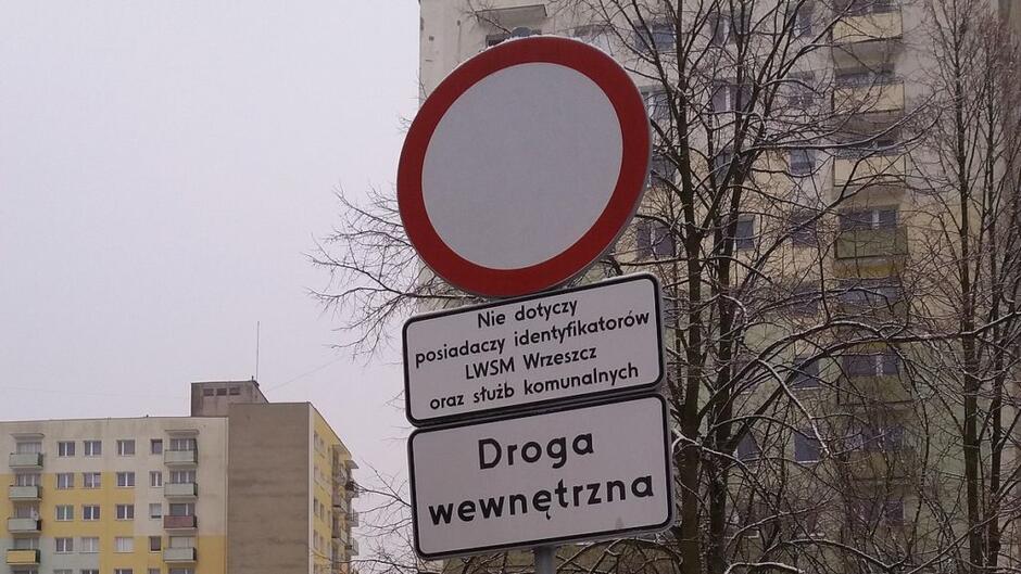 znak drogowy Zakaz Ruchu z tabliczką nie dotyczy mieszkańców LWSM Wrzeszcz oraz służb komunalnych znak Droga Wewnętrzna bloki mieszkaniowe 