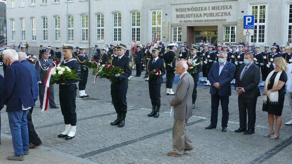 Delegacja strażników miejskich z kwiatami,Wojewódzka i Miejska biblioteka kompania Marynarki Wojennej kombatanci uczestnicy obchodów rocznicowych
