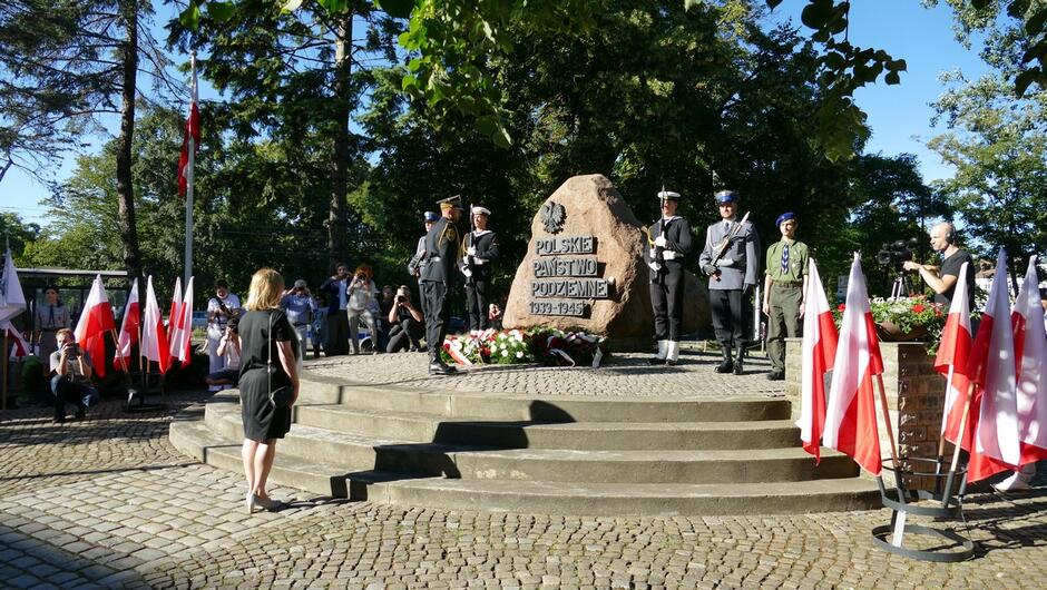 Strażnik miejski pomnik Polskiego Państwa Podziemnego warta honorowa dziennikarze żona prezydenta Pawła Adamowicza