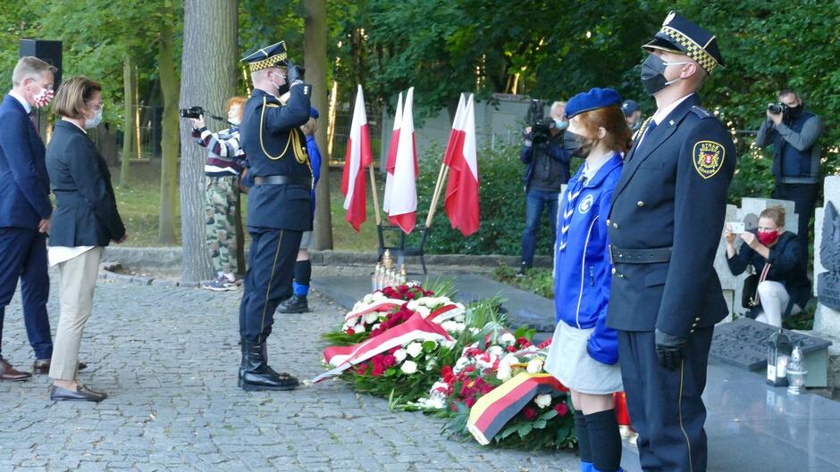 straznik warta honorowa cmentarz obrońców Westerplatte reporterzy drzewa przedstawiciele miasta partnerskiego Bremy.JPG