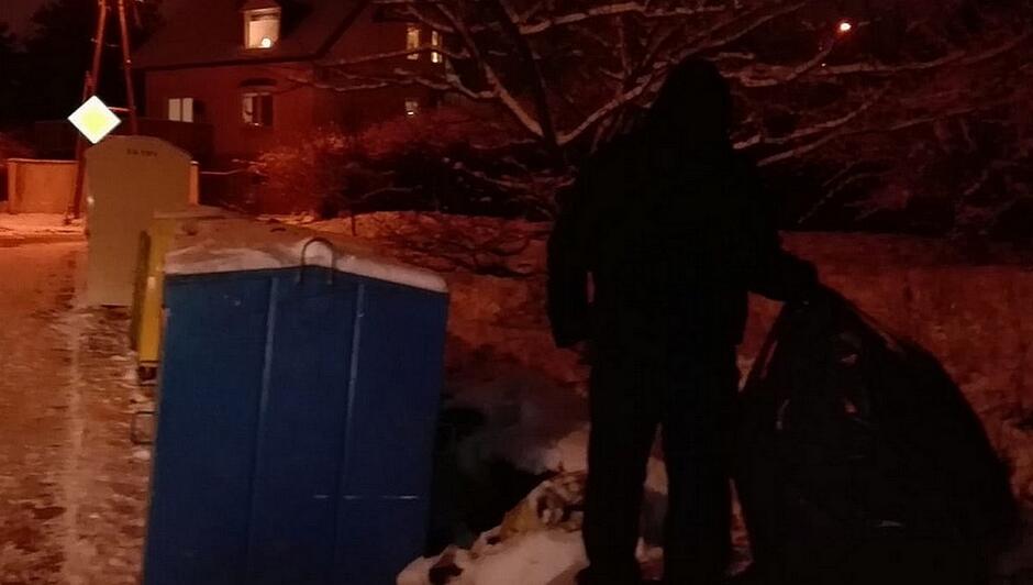 pojemniki na odpady dom znak droga z pierwszeństwem człowiek wyrzucający worek zaśnieżona ulica