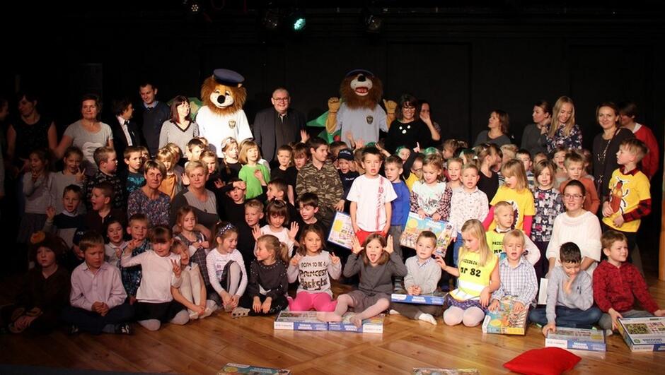 przedszkolaki strażnicy i aktorzy Teatru Miniatura na scenie teatru poduszka puzzle