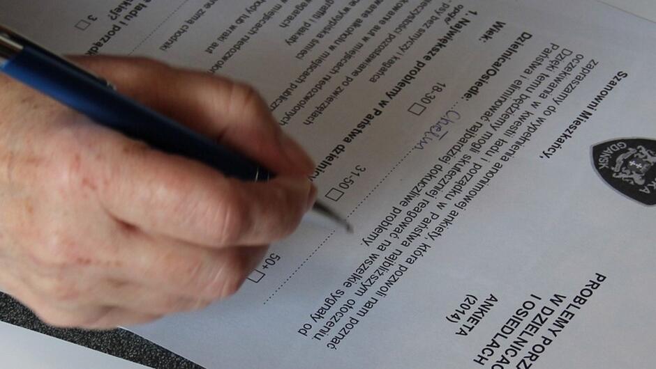dłoń z długopisem ankieta