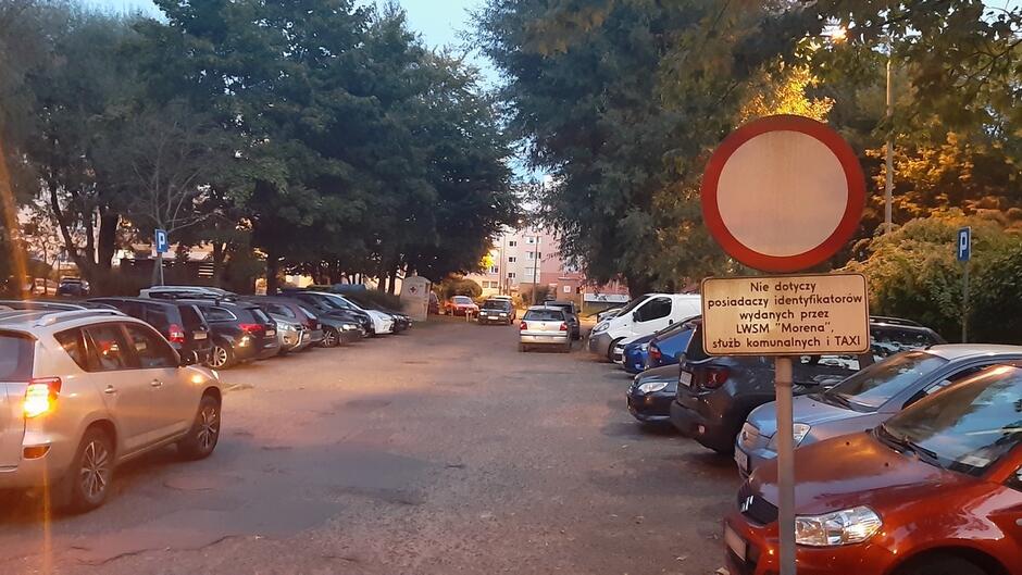 ulica Matuszewskiego parking zaparkowane samochody znak drogowy zakaz ruchu nie dotyczy posiadaczy idnetyfikatórów LWSM Morena bloki drzewa
