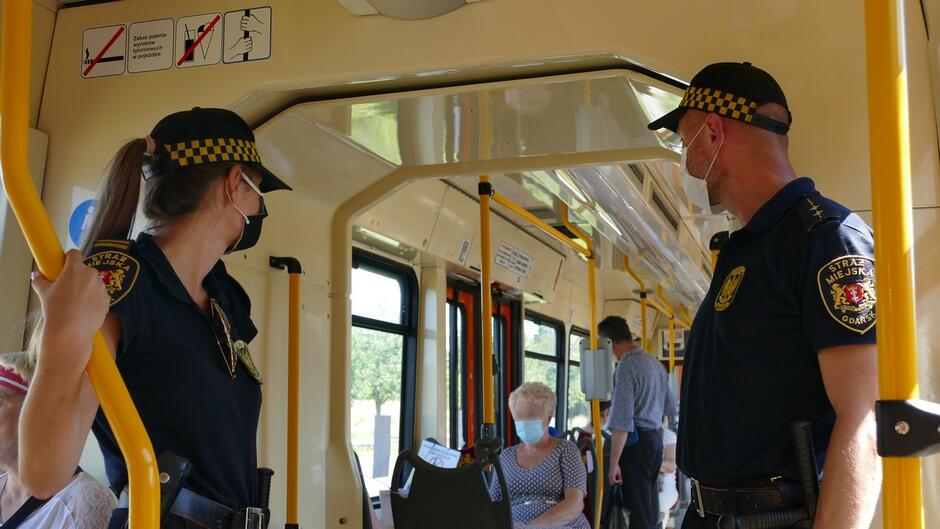 strażnicy w tramwaju pasażerowie.JPG