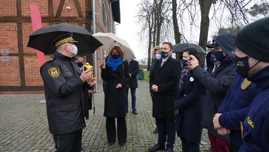 komendant straży miejskiej prezentuje wyposażenie nowego radiowozu Prezydent Gdańska Aleksandra Dulkiewicz i z-ca Piotr Borawski zaproszeni goście.JPG