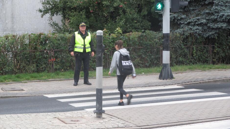 Strażnik obok prześcia dla pieszych sygnalizator dla pieszych dziecko na przejściu drzewa.JPG