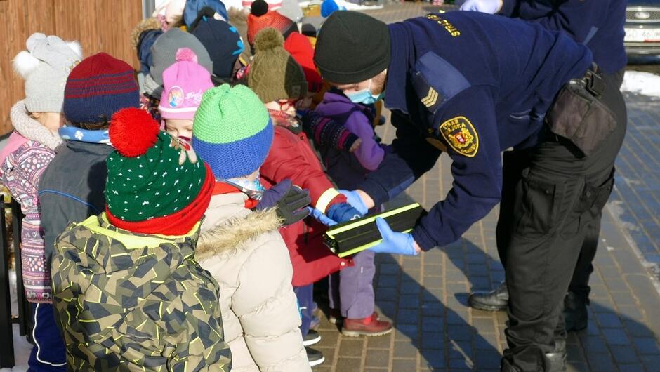 Strażnicy miejscy z Gdańska rozdają dzieciom odblaski