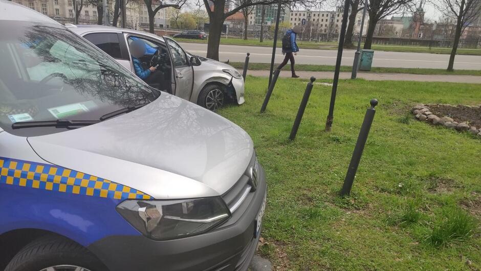 radiowóz straży miejskiej rozbity samochód trawnik budynki ulica