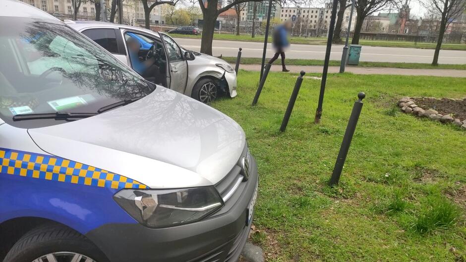Radiowóz i rozbity samochód po kolizji na ulicy 3 Maja