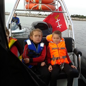 Dzieci na łodzi straży miejskiej